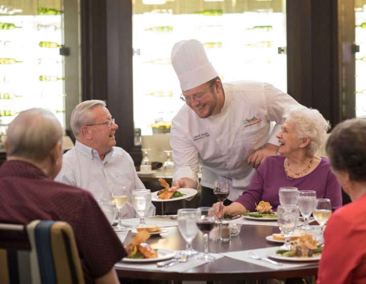 Senior living dining at Smith Crossing in Chicago's southwest suburbs